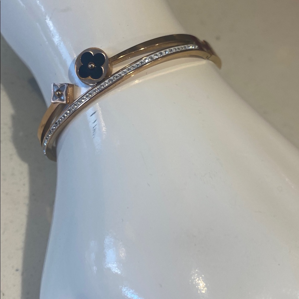 Elegant Rose Gold and Sparkling crystals Women's Bracelet - Picture 7 of 8